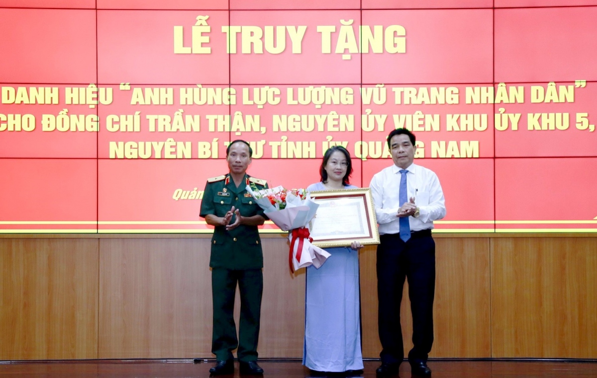 Truy tặng danh hiệu Anh hùng Lực lượng vũ trang nhân dân cho đồng chí Trần Thận